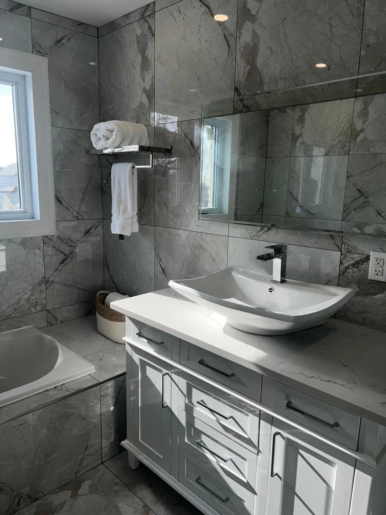 Salle d'eau moderne rénovée à Laval
